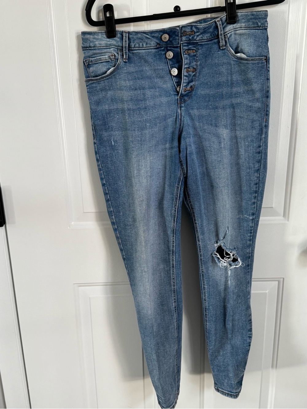 Old Navy Light Blue Skinny Jeans with Distressed Knee
